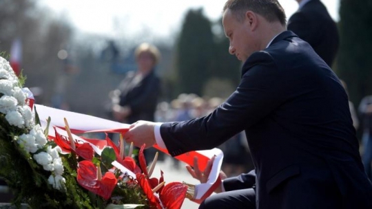 Prezydent Andrzej Duda składa wieniec na grobie ofiary katastrofy smoleńskiej na warszawskim Cmentarzu Wojskowym na Powązkach. Fot. PAP/M. Obara