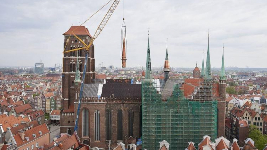 Prace montażowe sygnaturki - siódmej wieżyczki Bazyliki Mariackiej w Gdańsku. 28.04.2018. Fot. PAP/A. Warżawa
