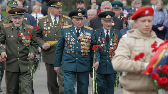 Rosyjscy kombatanci podczas uroczystości na cmentarzu wojennym w Braniewie, zorganizowanych z okazji 73. rocznicy zakończenia II wojny światowej. Fot. PAP/T. Waszczuk