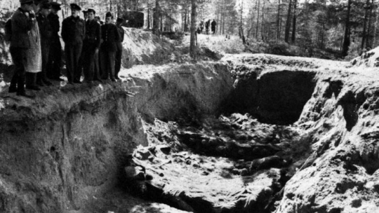 Ekshumacja zwłok polskich oficerów zamordowanych w Katyniu, 1943 rok. Fot. PAP/CAF/Archiwum