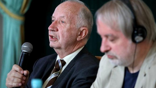Prof. Wojciech Materski (L) z Instytutu Stosunków Politycznych PAN i dr Nikita Pietrow (P) ze Stowarzyszenia "Memoriał" Moskwa podczas pierwszego panelu międzynarodowej konferencji "Zbrodnia Katyńska. 75 lat walki o prawdę" na Zamku Królewskim w Warszawie. Fot. PAP/T. Gzell