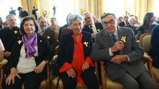 Ocalona z Holokaustu Krystyna Budnicka oraz przewodniczący Rady Muzeum Historii Żydów Polskich POLIN Marian Turski oraz pisarka Halina Birenbaum. Fot. PAP/R. Guz