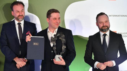 Paweł Sołtys "Pablopavo" (C) z Nagrodą Literacką im. Marka Nowakowskiego; obok stoją dyrektor Biblioteki Narodowej Tomasz Makowski (P) oraz przewodniczący kapituły nagrody prof. Maciej Urbanowski. Fot. PAP/B. Zborowski