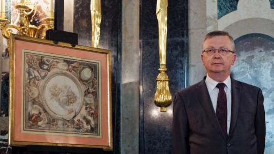 Dyrektor Zamku Królewskiego w Warszawie prof. Wojciech Fałkowski podczas pokazu prasowego XVII-wiecznego "Projektu plafonu klatki schodowej do Zamku Królewskiego w Warszawie" Victora Louisa. Fot. PAP/A. Guz