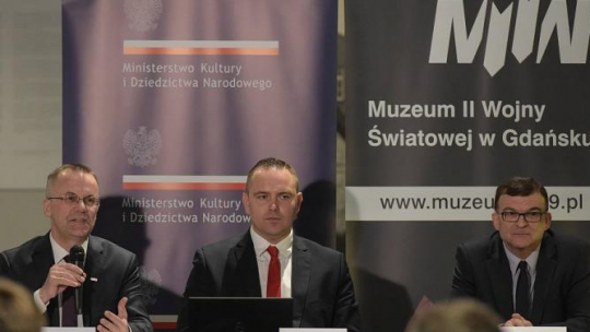 Dyrektor Muzeum II Wojny Światowej w Gdańsku Karol Nawrocki (C), wiceminister kultury i dziedzictwa narodowego Jarosław Sellin (L) oraz prof. Tadeusz Wolsza podczas konferencji prasowej z okazji pierwszej rocznicy połączenia Muzeum II Wojny Światowej w Gdańsku z Muzeum Westerplatte i Wojny 1939 r. Fot. PAP/R. Jocher