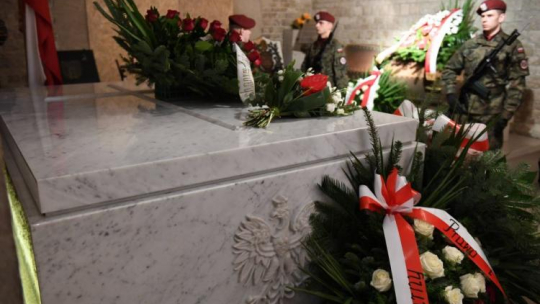 Kwiaty na sarkofagu pary prezydenckiej Lecha i Marii Kaczyńskich w Krypcie pod Wieżą Srebrnych Dzwonów na Wawelu. Fot. PAP/J. Bednarczyk