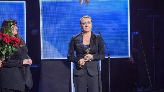 Złotym Fryderykiem za całokształt osiągnięć artystycznych w dziedzinie muzyki rozrywkowej uhonorowano pośmiertnie Zbigniewa Wodeckiego; nagrodę odebrała Katarzyna Wodecka-Stubbs - córka artysty i prezes Fundacji im. Zbigniewa Wodeckiego. Fot. PAP/S. Leszczyński