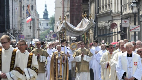 Metropolita krakowski abp Marek Jędraszewski podczas uroczystości Bożego Ciała w Krakowie. Fot. PAP/J. Bednarczyk