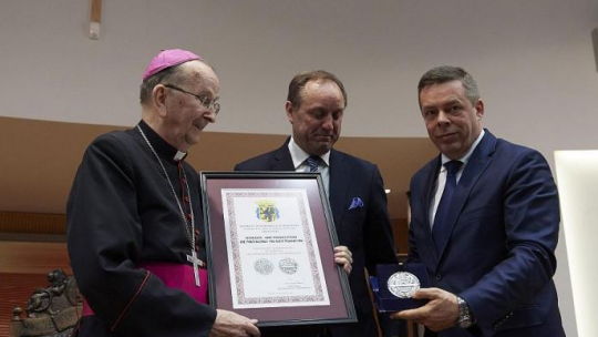 Arcybiskup senior Henryk Muszyński (L) odbiera honorowe wyróżnienie za zasługi dla województwa pomorskiego z rąk marszałka województwa pomorskiego Mieczysława Struka (C) i przewodniczącego Sejmiku Województwa Pomorskiego Jana Kleinszmidta. Fot. PAP/A. Warżawa