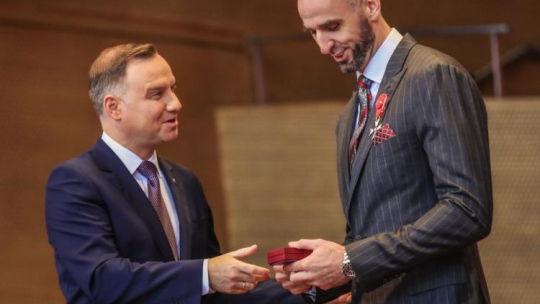 Prezydent Andrzej Duda wręcza Marcinowi Gortatowi Krzyż Oficerski Orderu Zasługi Rzeczypospolitej Polskiej. Fot. PAP/EPA