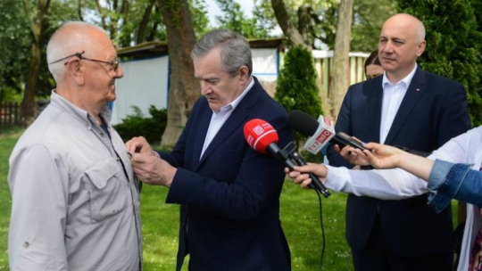 Minister kultury i dziedzictwa narodowego Piotr Gliński (C) wręczył poecie Andrzejowi Górszczykowi (L) Srebrny Medal "Zasłużony Kulturze Gloria Artis”. Fot. PAP/J. Kamiński.