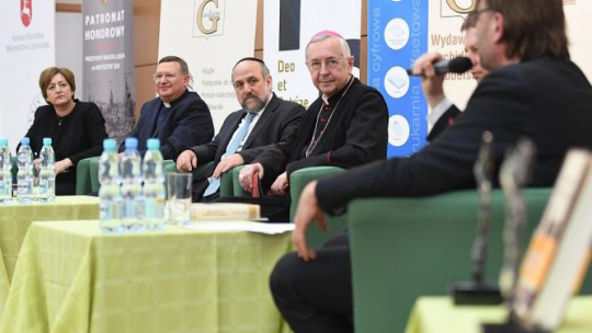 Dr hab. Małgorzata Nowak-Barcińska z KUL (L), ks. prof. Mirosław S. Wróbel z KUL (2L), przewodniczący KEP ks. abp Stanisław Gądecki (4L) i naczelny rabin Polski Michael Schudrich (3L) podczas promocji książki „Wprowadzenie do Biblii Aramejskiej” na KUL w Lublinie. Fot. PAP/W. Pacewicz