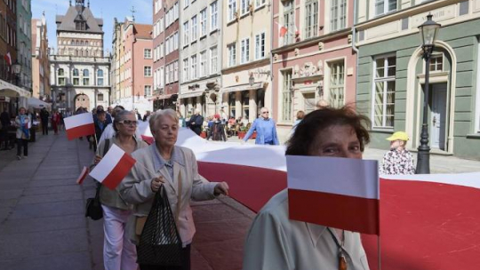 Gdańszczanie i turyści podczas wspólnego spaceru z biało-czerwoną flagą na gdańskiej starówce, 2 bm. w ramach obchodów Dnia Flagi RP. Fot. PAP/A. Warżawa