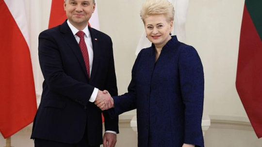Prezydent RP Andrzej Duda i prezydent Litwy Dalia Grybauskaite. Wilno, 17.02.2018. Fot. PAP/L. Szymański  