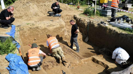 Prace archeologiczne na cmentarzu komunalnym w Hruszowicach w miejscu istniejącego do 26 kwietnia 2017 r. pomnika ku czci UPA. 26.05.2018 Fot. PAP/D. Delmanowicz