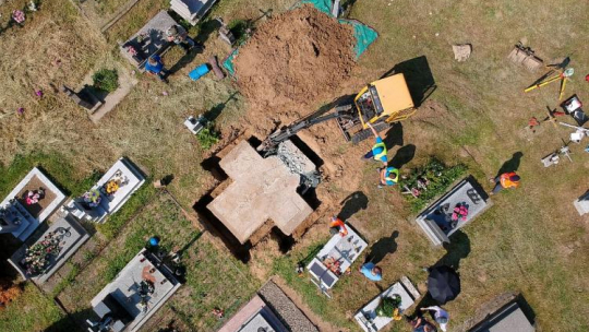 Prace archeologiczne na cmentarzu komunalnym w Hruszowicach w miejscu istniejącego do 26 kwietnia 2017 r. pomnika ku czci UPA. 24.05.2017. Fot. PAP/D. Delmanowicz