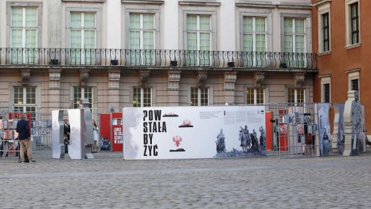  Wystawa "Powstała, by żyć", przygotowana przez Instytut Pamięci Narodowej, na Dziedzińcu Wielkim Zamku Królewskiego w Warszawie. Fot. PAP/A. Guz