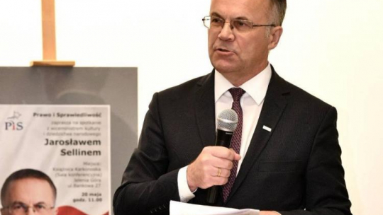 Jarosław Sellin podczas spotkania z mieszkańcami Jeleniej Góry. Fot. PAP/J. Karwowski
