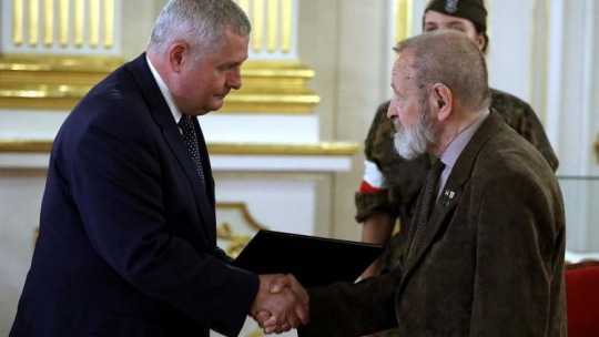 Uroczystości związane z jubileuszem 90. urodzin Juliusza Kuleszy (P) na Zamku Królewskim w Warszawie – wiceszef MON Marek Łapiński wręcza jubilatowi nominację na stopień kapitana WP. Fot. PAP/Tomasz Gzell