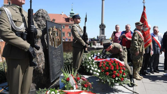 Uroczystości związane z 20. rocznicą powstania Pomnika Ofiar Zbrodni Katyńskiej na Placu Zamkowym w Warszawie. Fot. PAP/R. Pietruszka