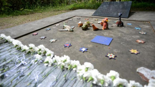 Uroczystości w 75. rocznicę zagłady 45 dzieci żydowskich na cmentarzu żydowskim na kieleckim Pakoszu. Fot. PAP/P. Polak