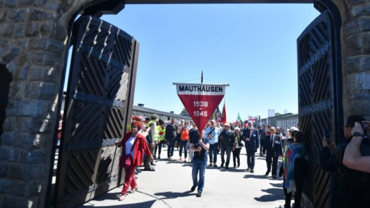 Obchody 73. rocznicy wyzwolenia niemiecko-austriackich obozów koncentracyjnych Mauthausen-Gusen. Fot. PAP/B. Zborowski