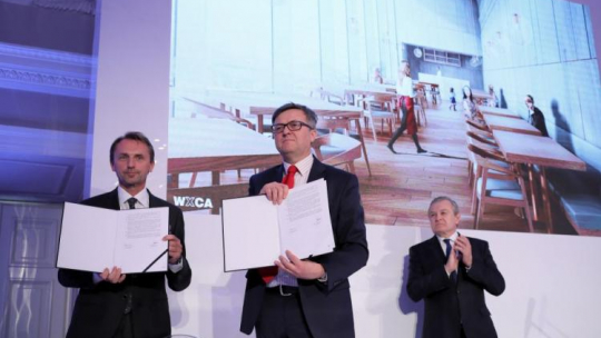 Wicepremier, minister kultury i dziedzictwa narodowego Piotr Gliński (P), dyrektor Muzeum Historii Polski Robert Kostro (C) i prezes zarządu firmy Budimex S.A. Dariusz Blocher (L) podczas podpisania umowy między Muzeum Historii Polski i firmą Budimex S.A. Fot. PAP/L. Szymański