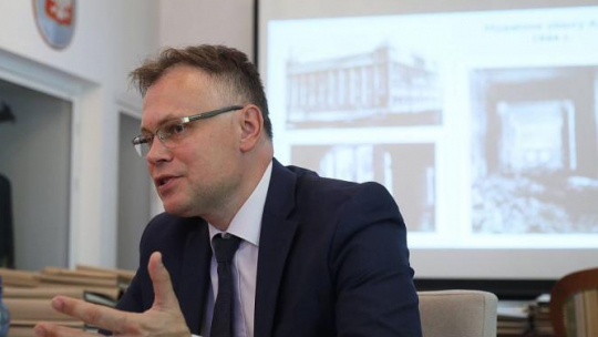 Poseł PiS Arkadiusz Mularczyk podczas posiedzenia Zespołu ds. Oszacowania Wysokości Odszkodowań Należnych Polsce od Niemiec za Szkody Wyrządzone w trakcie II Wojny Światowej w siedzibie AAN w Warszawie. Fot. PAP/L. Szymański