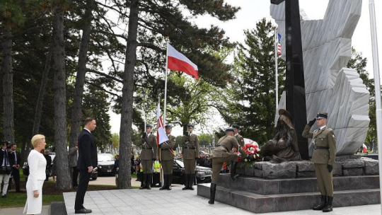 Prezydent Andrzej Duda wraz z małżonką Agatą Kornhauser-Dudą (L) składają kwiaty przed Pomnikiem Katyńskim na cmentarzu św. Wojciecha w Niles koło Chicago. Fot. PAP/R. Pietruszka 