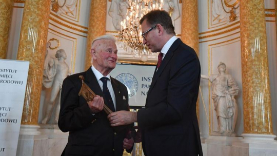 Prezes IPN Jarosław Szarek (P) i prawnik, sędzia i działacz społeczny Bogusław Nizieński podczas uroczystości wręczenia nagrody Kustosz Pamięci Narodowej. Fot. PAP/B. Zborowski