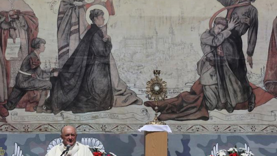 Metropolita warszawski, kardynał Kazimierz Nycz podczas uroczystości Bożego Ciała w Warszawie. Fot. PAP/T. Gzell