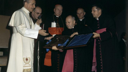 Pielgrzymka biskupów polskich do Rzymu - papież Paweł VI (L), prymas Polski kardynał Stefan Wyszyński (3L), kierownik Sekretariatu Prymasa Polski ks. prałat Hieronim Goździewicz (4L), metropolita krakowski kardynał Karol Wojtyła (2P), kapelan i sekretarz kardynała Wyszyńskiego ksiądz Józef Glemp (P) na audiencji specjalnej. 06.12.1975. Fot. PAP/A. Kossobudzki Orłowski