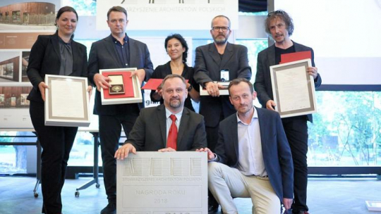 Laureaci Grand Prix Nagrody Roku SARP - od lewej: Agnieszka Maj z Uniwersytetu Śląskiego, Krzysztof Mycielski z Grupa 5 Architekci, Joanna Małecka z Małeccy Biuro Projektowe, Rafał Zelent z Grupa 5 Architekci, Wojtek Małecki z Małeccy Biuro Projektowe oraz Robert Wardyń (dół-L) z Uniwersytetu Śląskiego i Michał Leszczyński (dół-P) z Grupa5 Archtekci. Fot. PAP/L. Szymański