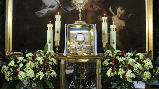 Fragment hostii z czerwonym śladem w korporale w kościele św. Antoniego Padewskiego w Sokółce. Fot. PAP/A. Reszko