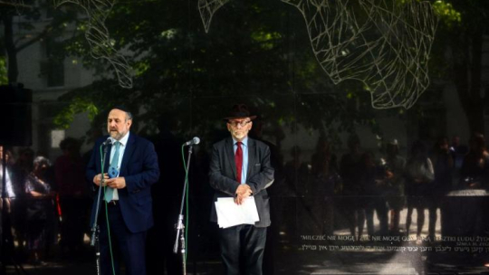 Naczelny rabin Polski Michael Schudrich (L) oraz dyr. Żydowskiego Instytutu Historycznego Paweł Śpiewak (P) podczas uroczystości przy tablicy upamiętniającej Szmula Zygielbojma. Fot. PAP/J. Kamiński