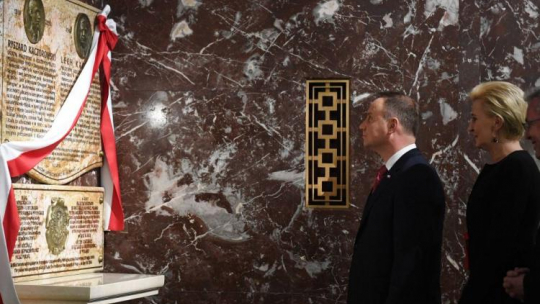 Prezydent RP Andrzej Duda z żoną Agatą Kornhauser-Dudą odsłonili tablicę poświęconą tragicznie zmarłym w katastrofie smoleńskiej prezydentom Ryszardowi Kaczorowskiemu i Lechowi Kaczyńskiemu. Fot. PAP/R. Pietruszka
