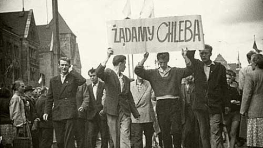Manifestacja podczas Czerwca '56. Źródło: Wikimedia Commons