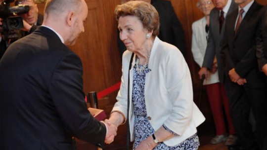 Danuta Prandecka (C) odbiera Krzyż Komandorski Orderu Odrodzenia Polski, przyznany pośmiertnie mężowi Juliuszowi Prandeckiemu, z rąk zastępcy szefa kancelarii prezydenta Pawłą Muchy podczas uroczystości wręczenia odznaczeń państwowych w Urzędzie Wojewódzkim w Szczecinie. Fot. PAP/M. Bielecki