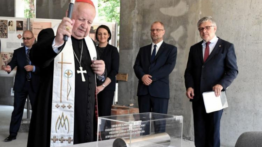 Kardynał Stanisław Dziwisz, wiceminister kultury i dziedzictwa narodowego Magdalena Gawin, dyrektor Archiwum Narodowego w Krakowie dr hab. Wojciech Krawczuk podczas uroczystości wmurowania kamienienia węgielnego pod budowę nowej siedziby Archiwum Narodowego w Krakowie. Fot. PAP/J. Bednarczyk