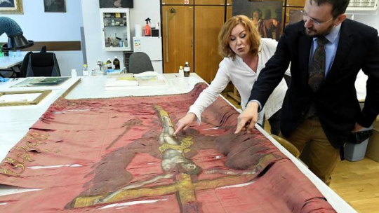 Dyrektor Muzeum Narodowego w Krakowie Andrzej Betlej (P) prezentuje chorągiew konfederatów barskich w Muzeum Narodowym w Krakowie. Fot. PAP/J. Bednarczyk