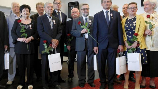 Prezes IPN Jarosław Szarek (centrum-L) z odznaczonymi Krzyżami Wolności i Solidarności. Białystok, 12.06.2018. Fot. PAP/A. Reszko