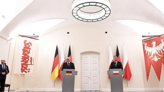 Prezydenci Polski Andrzej Duda (P) oraz Niemiec Frank-Walter Steinmeier (2P) podczas konferencji prasowej po spotkaniu w Pałacu Prezydenckim w Warszawie. Fot. PAP/M. Obara