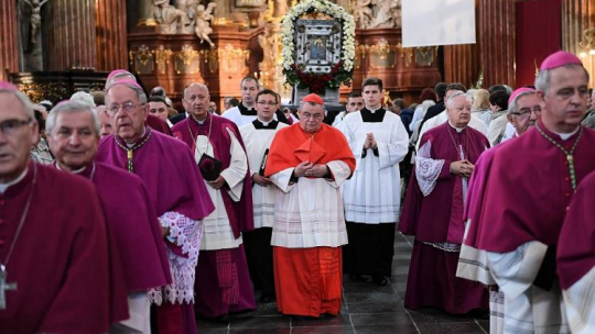 Prymas Czech, kard. Dominik Duka (C) podczas przygotowań w Farze, przed wymarszem procesji z obrazem Matki Bożej w Cudy Wielmożnej do archikatedry św. Piotra i Pawła w Poznaniu w ramach obchodów 1050-lecia biskupstwa w Poznaniu. Poznań, 23.06.2018. Fot. PAP/J. Kaczmarczyk