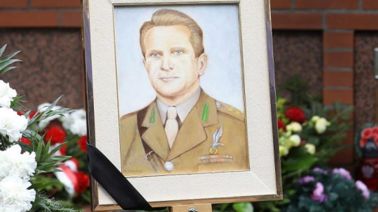 Portret gen. bryg. Alfonsa Wiktora Maćkowiaka - uroczystość złożenia prochów generała w Kwaterze Żołnierzy Polskich Sił Zbrojnych na Zachodzie na Cmentarzu Wojskowym na Powązkach. Warszawa, 23.09.2017. Fot. PAP/R. Guz