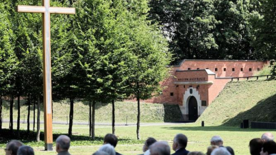 Uroczystości główne 25. rocznicy otwarcia Muzeum Katyńskiego, 29 bm. na placu apelowym muzeum w Warszawie. Muzeum Katyńskie jest pierwszą na świecie placówką muzealno-badawczą dokumentująca zbrodnię katyńską. Fot. PAP/L. Szymański
