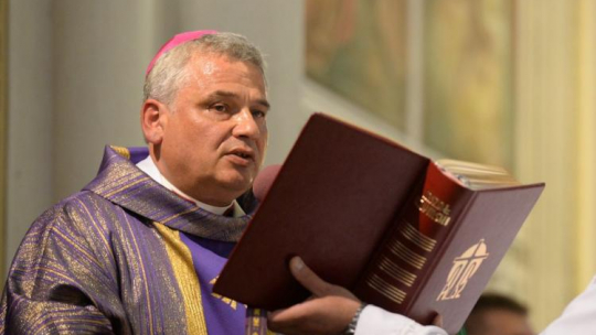 Arcybiskup Konrad Krajewski, podczas pożegnalnej mszy świętej abp. Zygmunta Zimowskiego, w katedrze pw. Opieki Najświętszej Maryi Panny w Radomiu. Radom, 18.07.2016. Fot. PAP/P. Polak
