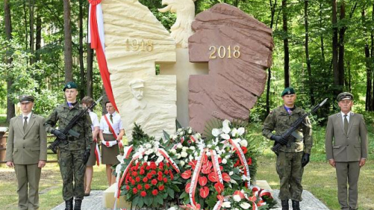 Odsłonięcie Pomnika Leśników Pomordowanych i Poległych za Wolną Polskę w Janowie Lubelskim. Fot. PAP/W. Pacewicz