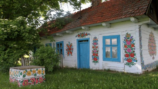 Tradycyjne malowanie domów i obejść w Zalipiu, 2013 rok. Fot. PAP/J. Bednarczyk