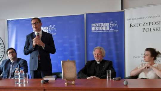  Ks. prof. dr hab. Józef Marecki (2P), prowadzący spotkanie Rafał Łatka (L) z IPN, prezes Instytutu Pamięci Narodowej Jarosław Szarek (2L) i dr hab. Lucyna Rotter (P) podczas prezentacji księgi pamiątkowej "Krajobraz i dziedzictwo kulturowe Europy. Sacrum - profanum" w Centrum Edukacyjnym IPN w Warszawie. Fot. PAP/M. Obara