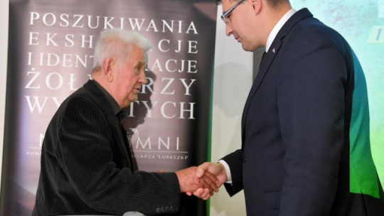 Prezes Fundacji 'Niezłomni' im. Zygmunta Szendzielarza 'Łupaszki' Wojciech Łuczak (P) i brat Romana Mojeckiego ps. 'Róg' - Jan Mojecki (L) podczas wręczenia not identyfikacyjnych rodzinom Żołnierzy Wyklętych, rozstrzelanych w lesie w Zgórsku koło Kielc, odbyło się 25 bm. w Ośrodku Myśli Patriotycznej i Obywatelskiej w Kielcach. Fot. PAP/P. Polak